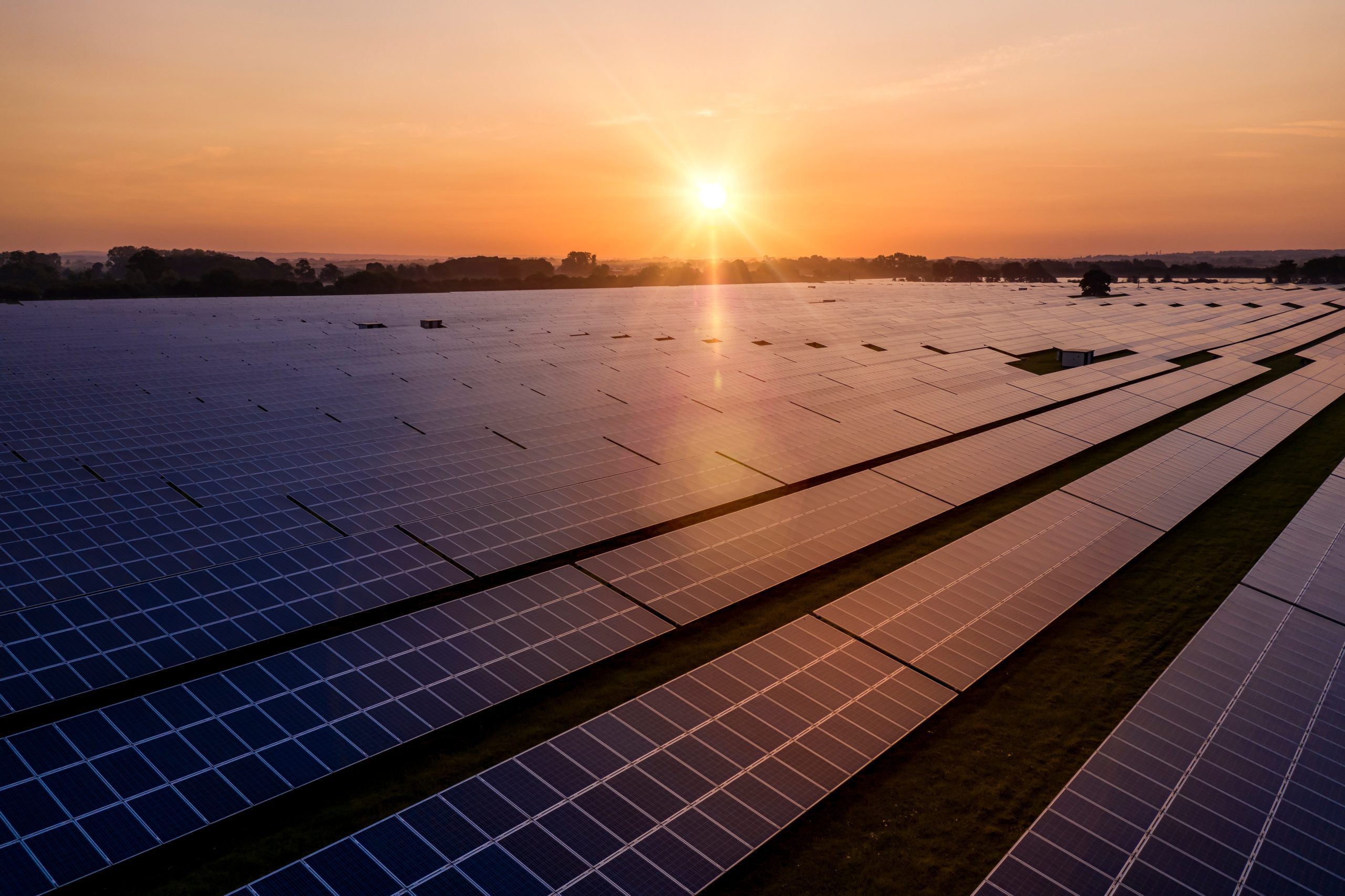 Solar-farm-renewable-energy-reducing-carbon-emissions